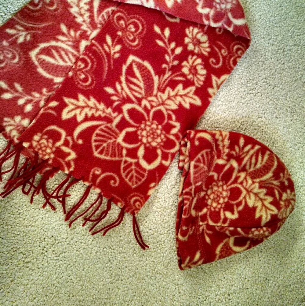 Red floral fleece scarf and hat set